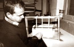 Foto storica che mostra il processo di rilegatura.