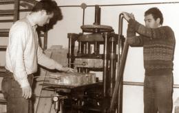 Foto storica che mostra l'utilizzo della pressa per la realizzazione degli stampi ceramici,